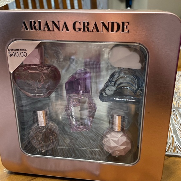 COPY - Ariana Grande perfum - Picture 1 of 4